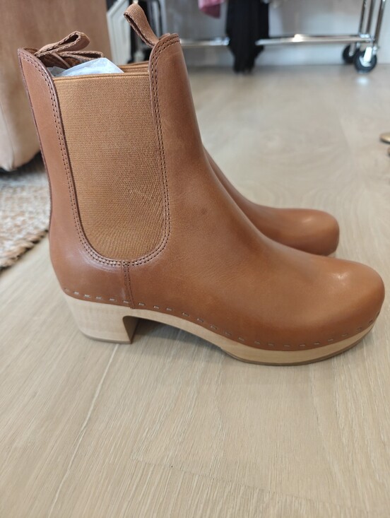 Shoes - NEW LOEFFLER RANDALL Boots Size 8